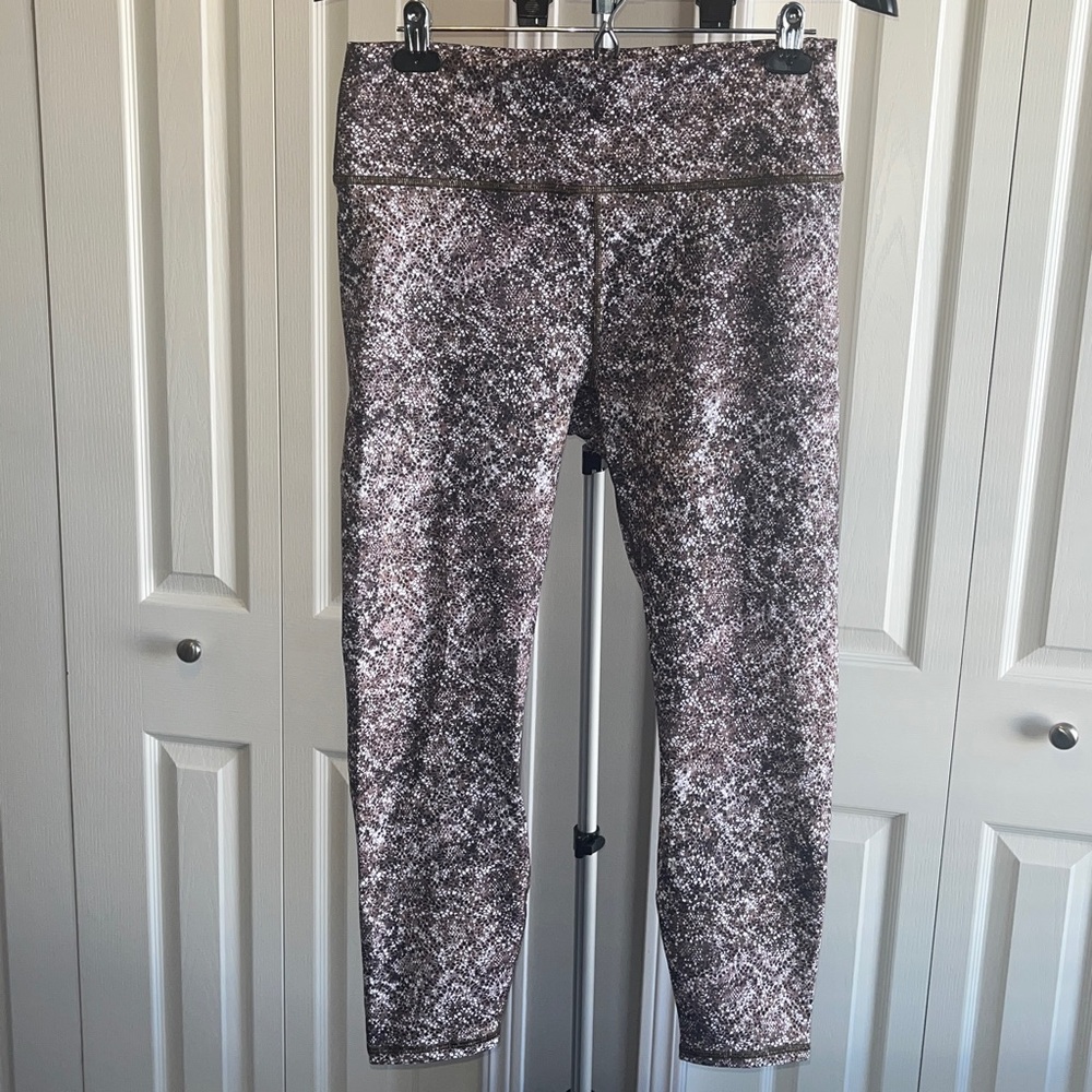 NWOT Fabletics Powerhold Capri Leggings